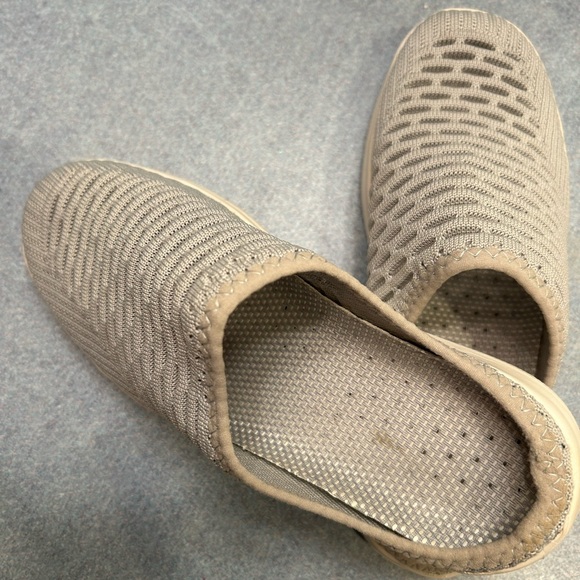 Grey slides size 6. - Picture 2 of 4